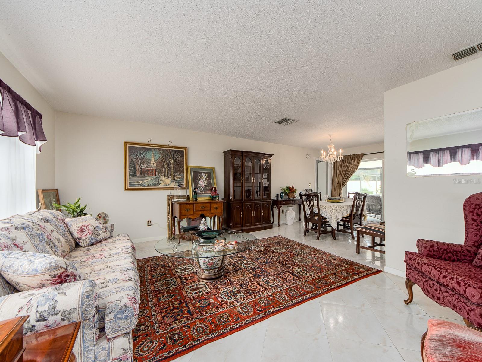 Listing photo id 3 for 14370 91st Avenue