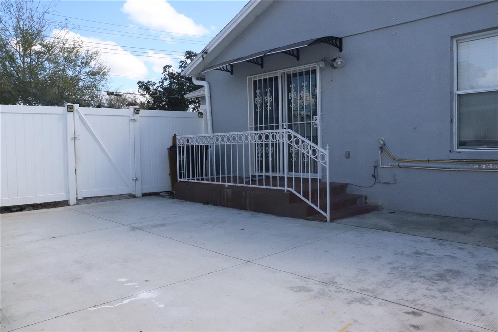 Listing photo id 10 for 5102 Macdill Avenue