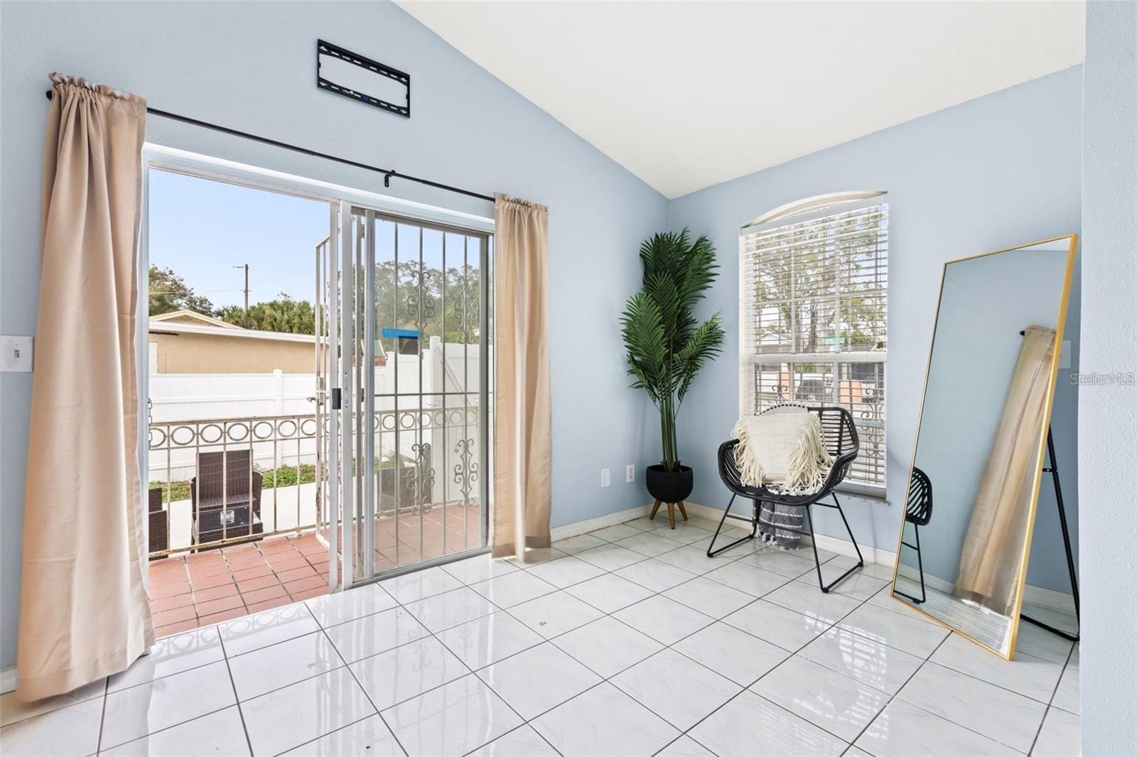 Listing photo id 11 for 5102 Macdill Avenue