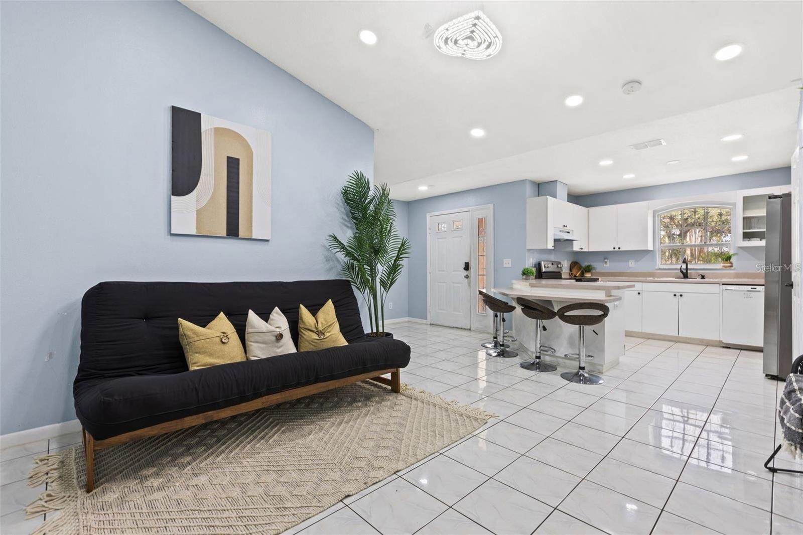 Listing photo id 3 for 5102 Macdill Avenue