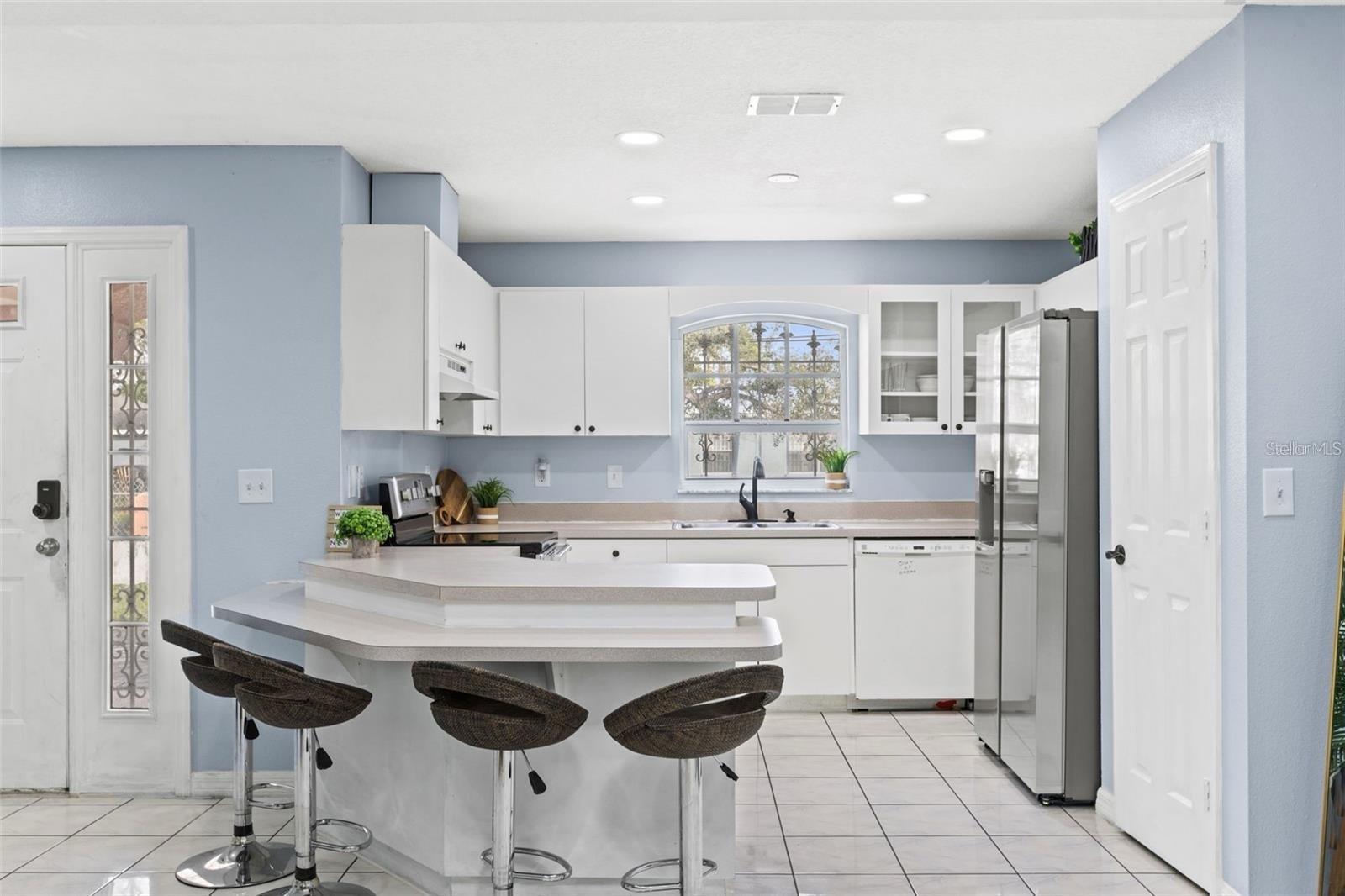 Listing photo id 4 for 5102 Macdill Avenue