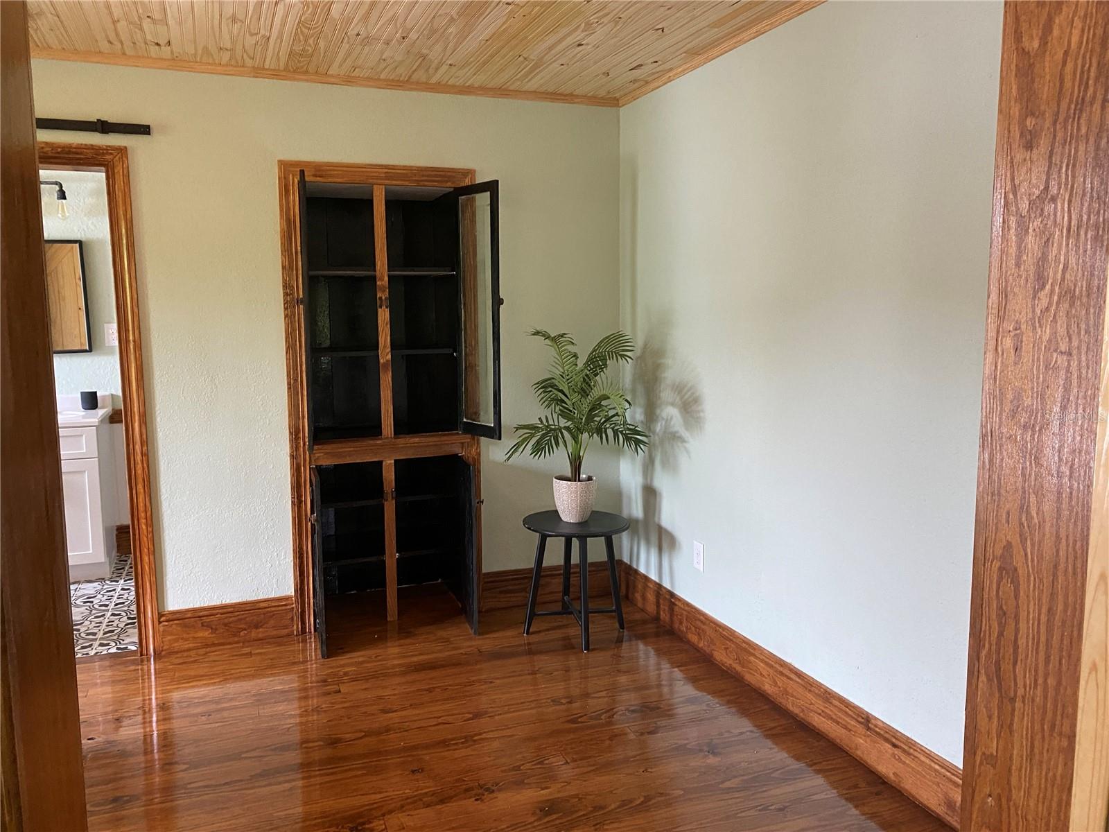 Listing photo id 34 for 2703 9th Street