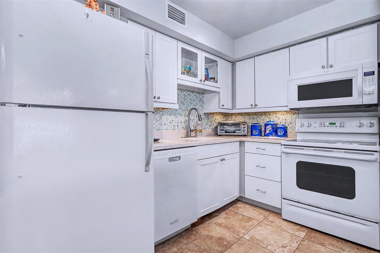 Image 13 of 36 For 17400 Gulf Boulevard H-2