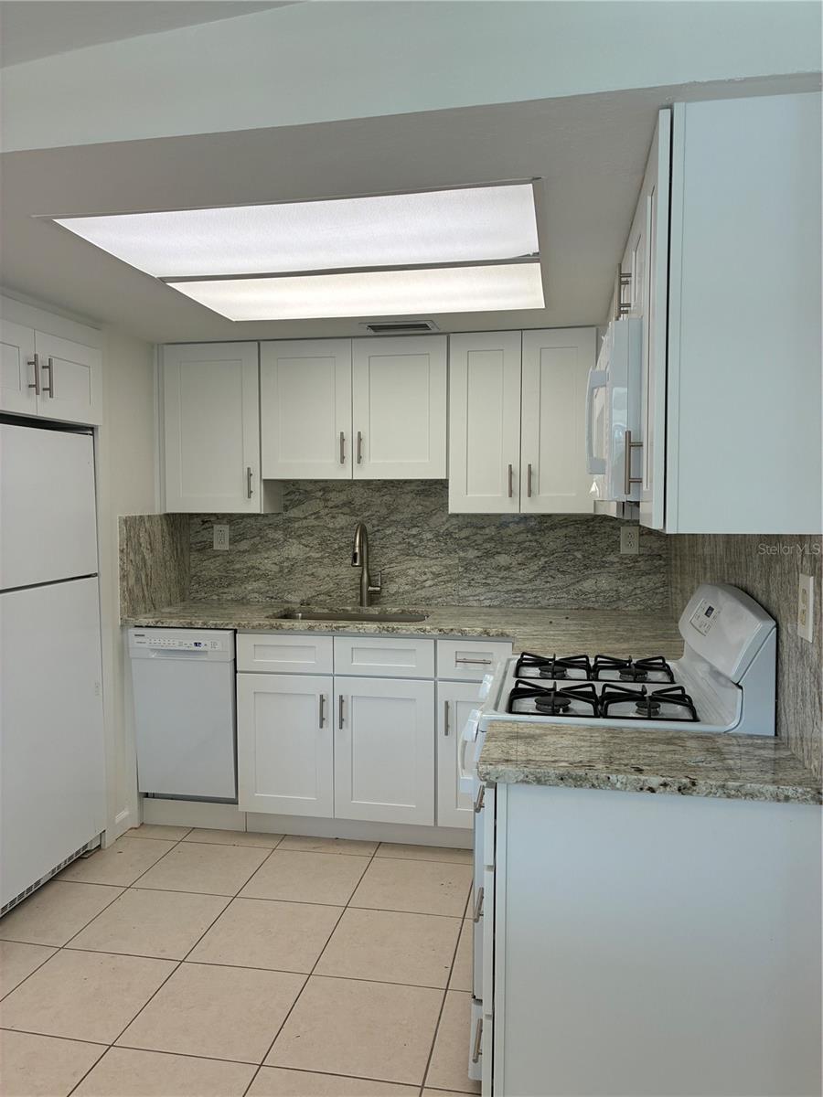 Image 7 of 32 For 6905 S Trask St