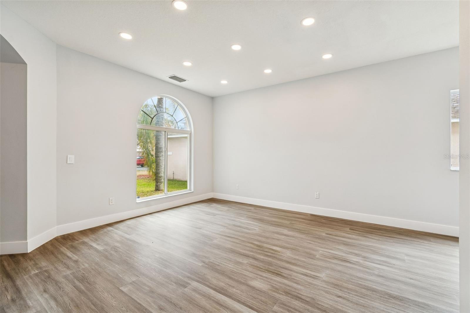 Image 21 of 88 For 18154 Sandy Pointe Drive