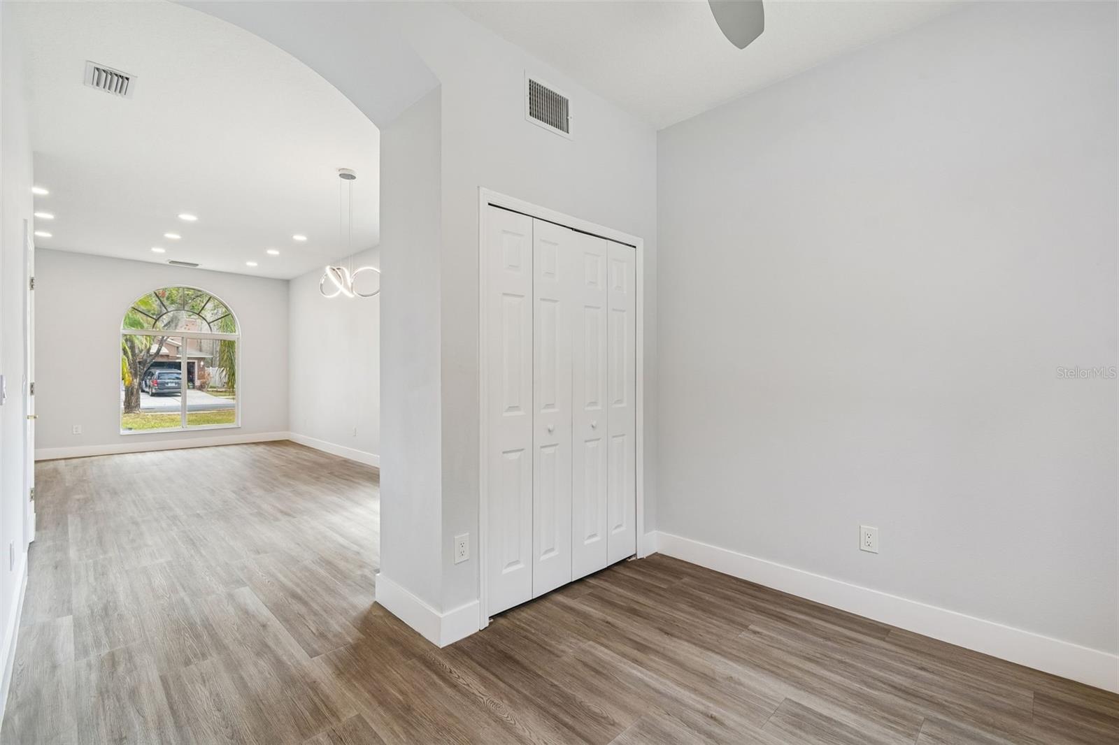 Image 25 of 88 For 18154 Sandy Pointe Drive