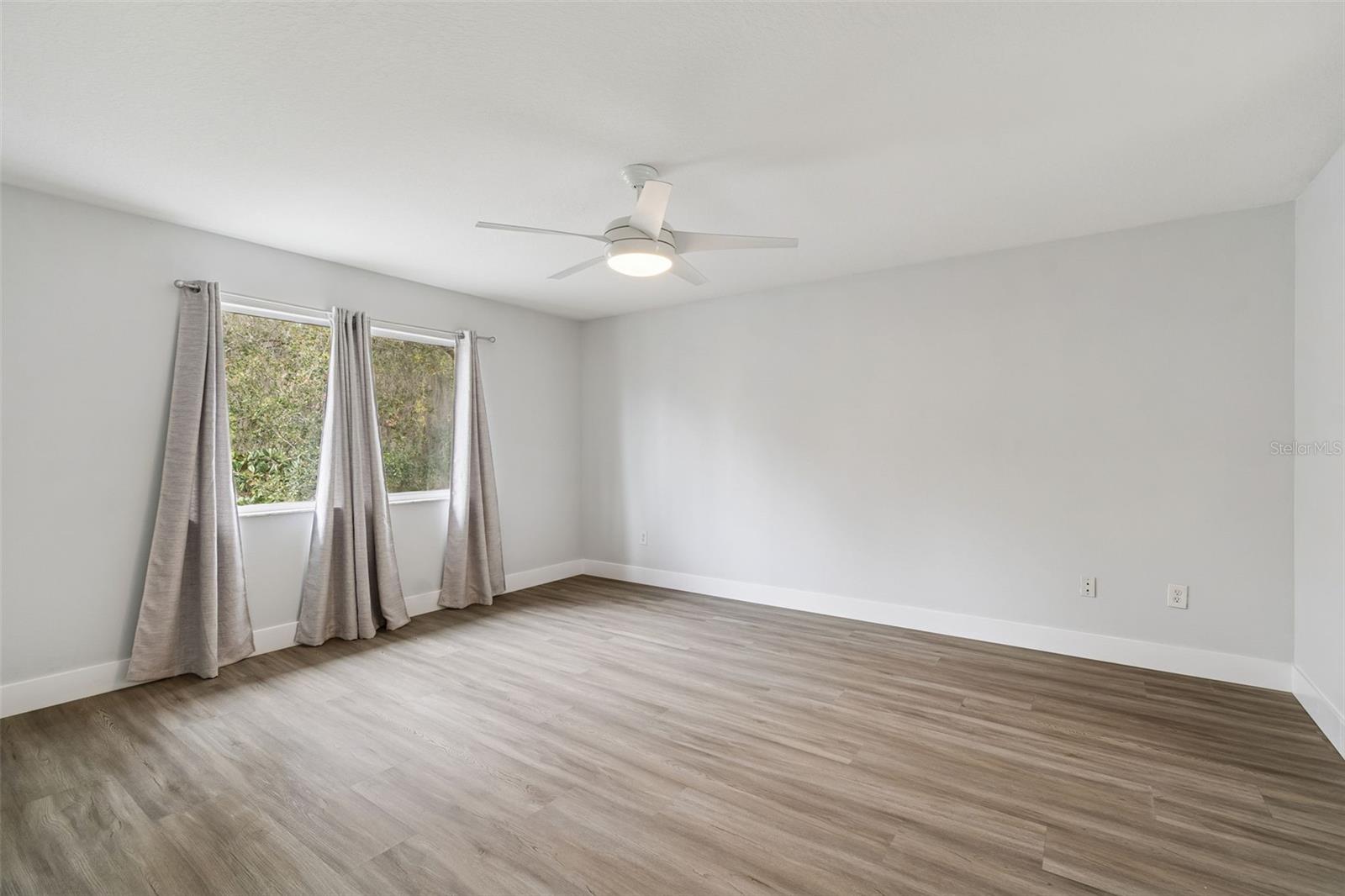 Image 42 of 88 For 18154 Sandy Pointe Drive