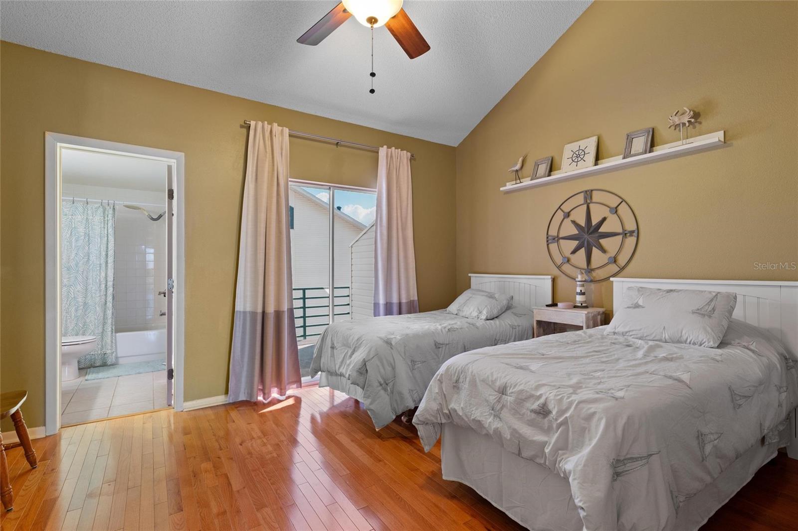 Image 17 of 38 For 320 Island Way 103