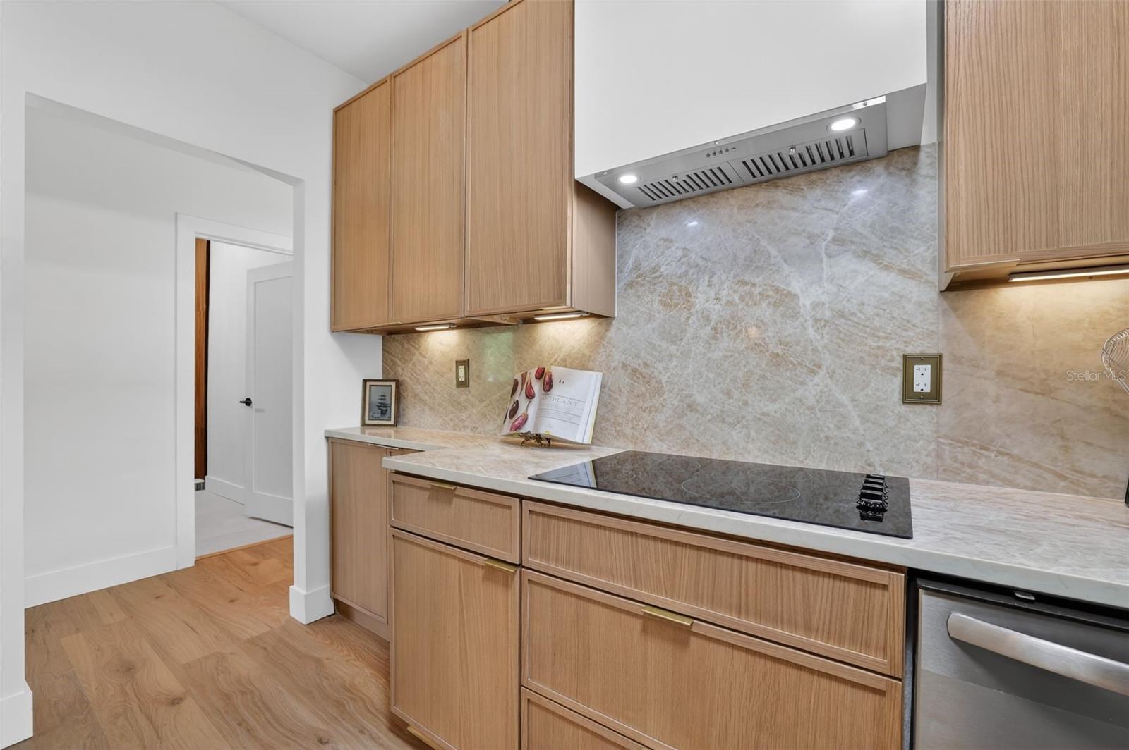 Listing photo id 8 for 1213 Clifton Street