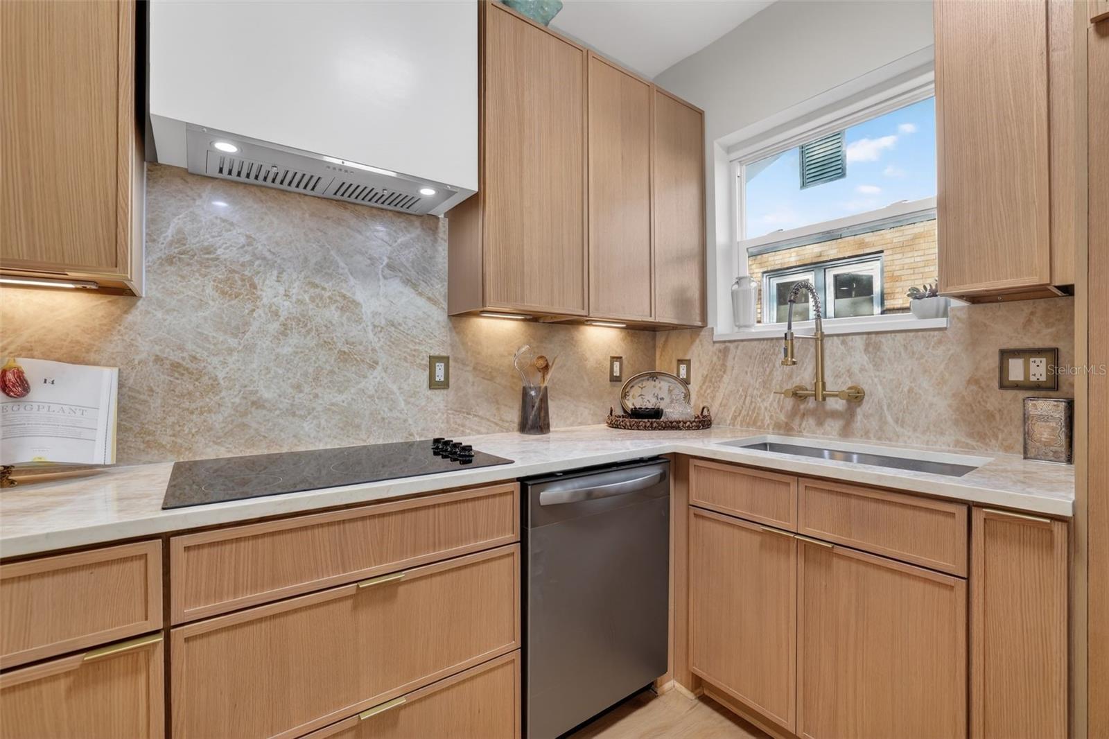 Listing photo id 9 for 1213 Clifton Street