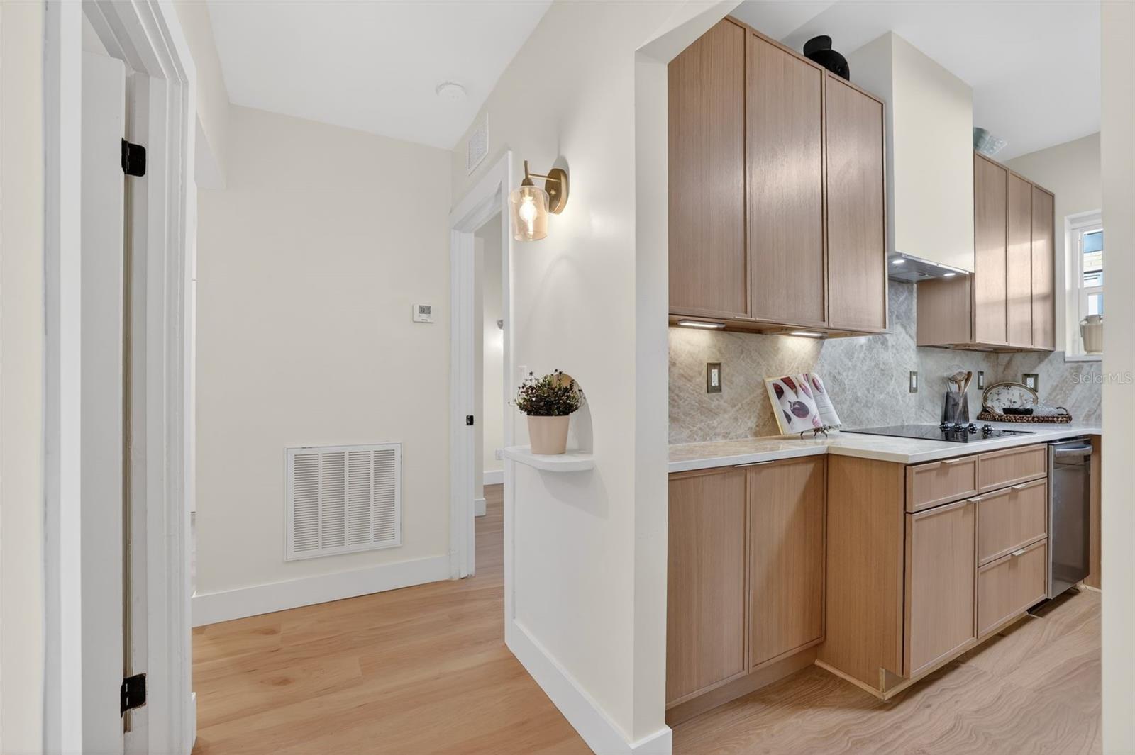 Listing photo id 11 for 1213 Clifton Street