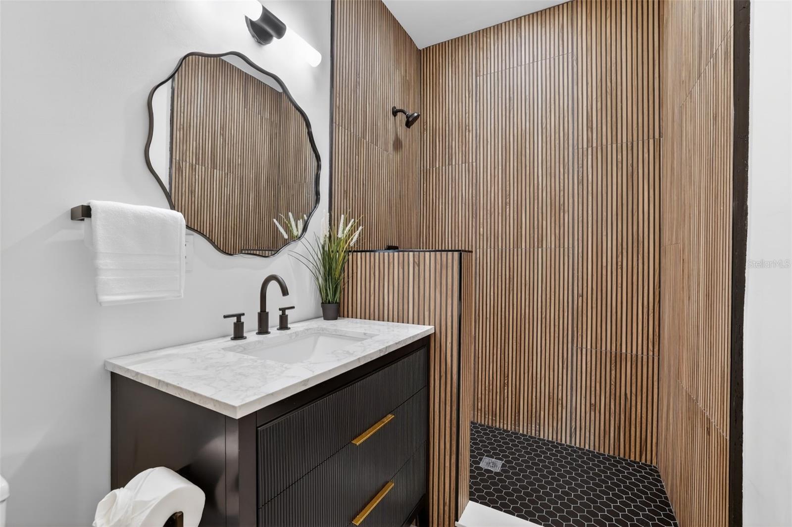 Listing photo id 13 for 1213 Clifton Street