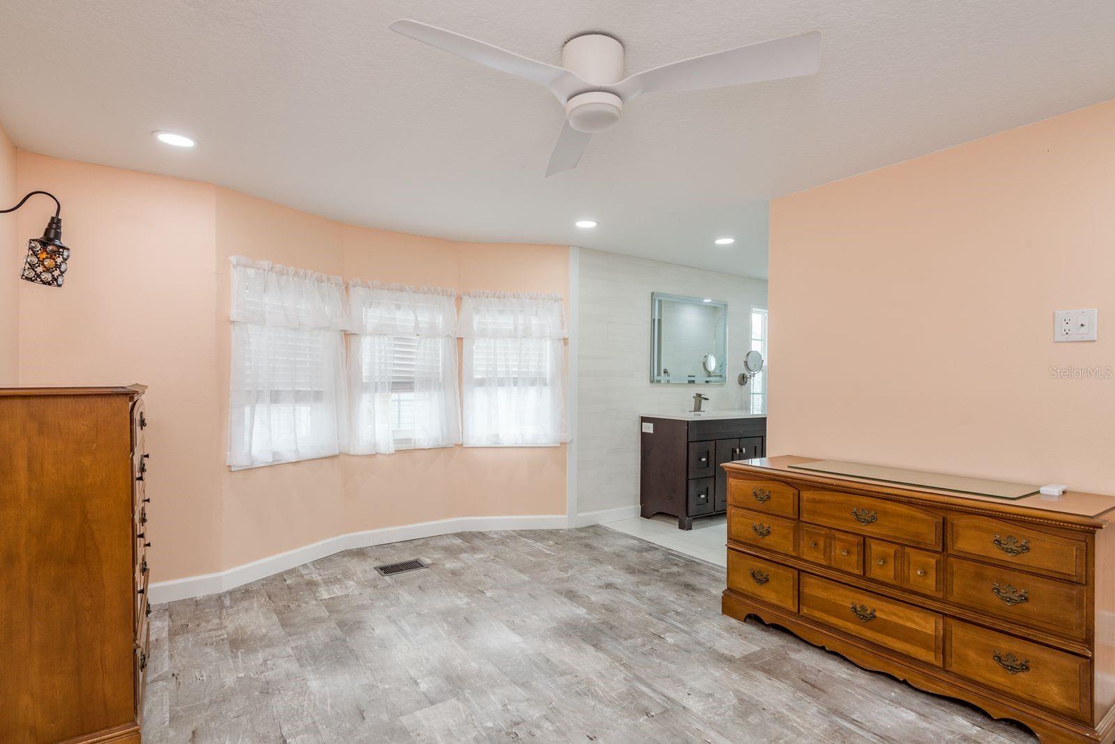 Image 13 of 32 For 108 Dolphin Drive E