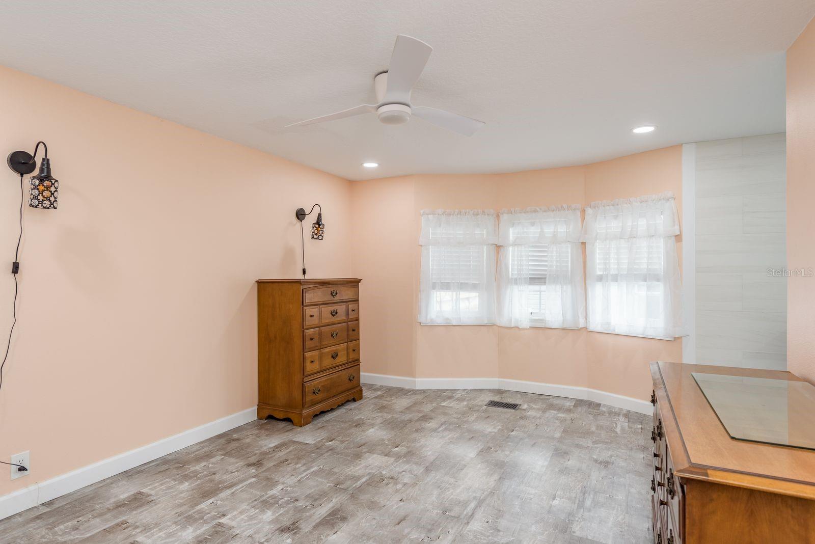 Image 14 of 32 For 108 Dolphin Drive E