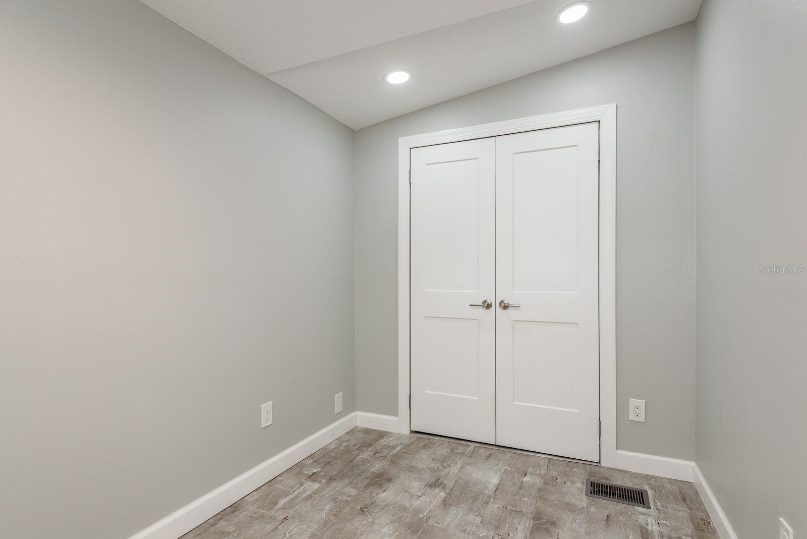 Image 20 of 32 For 108 Dolphin Drive E