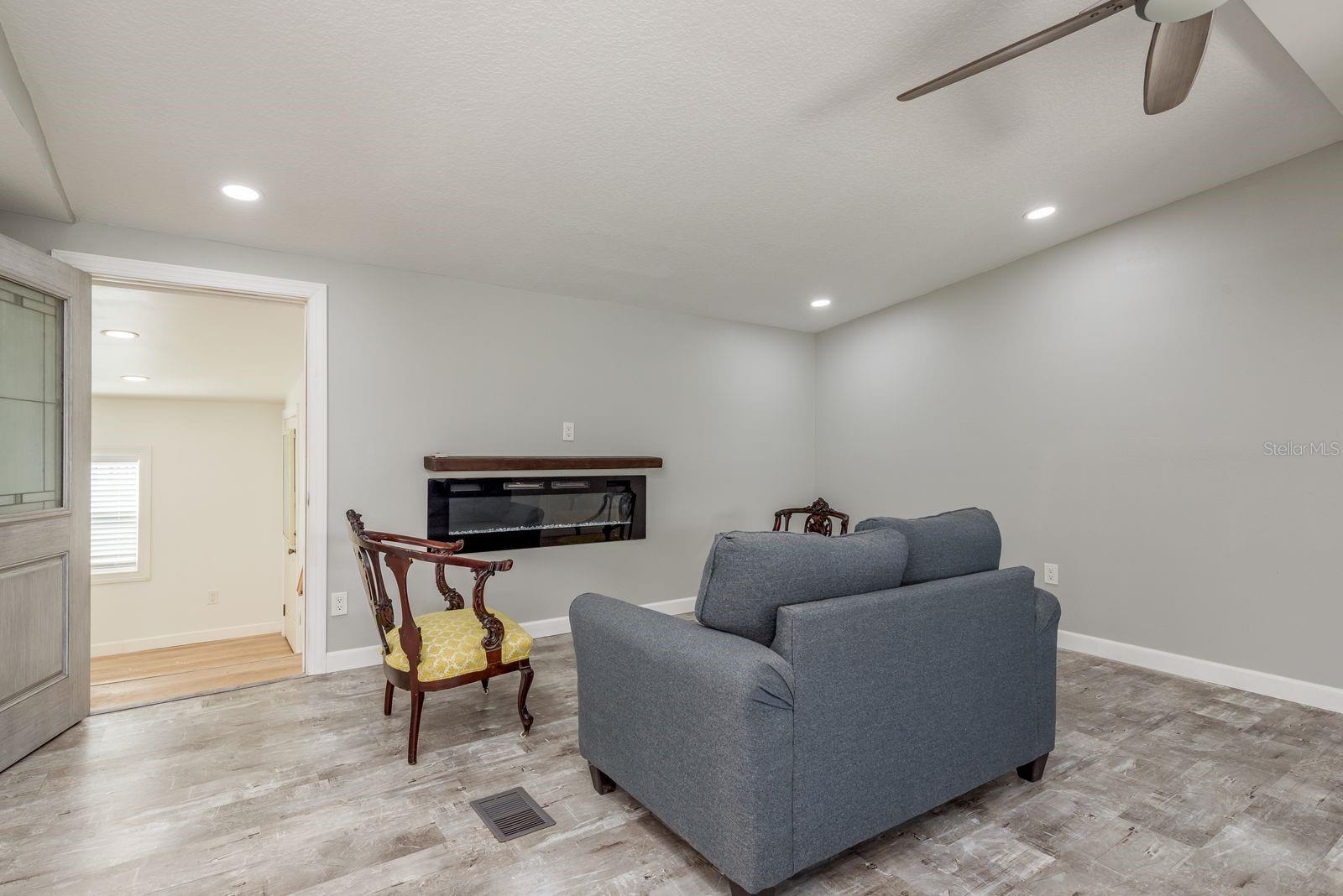 Image 8 of 32 For 108 Dolphin Drive E