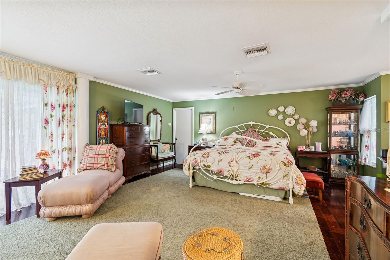 Image 21 of 63 For 606 Grovewood Lane