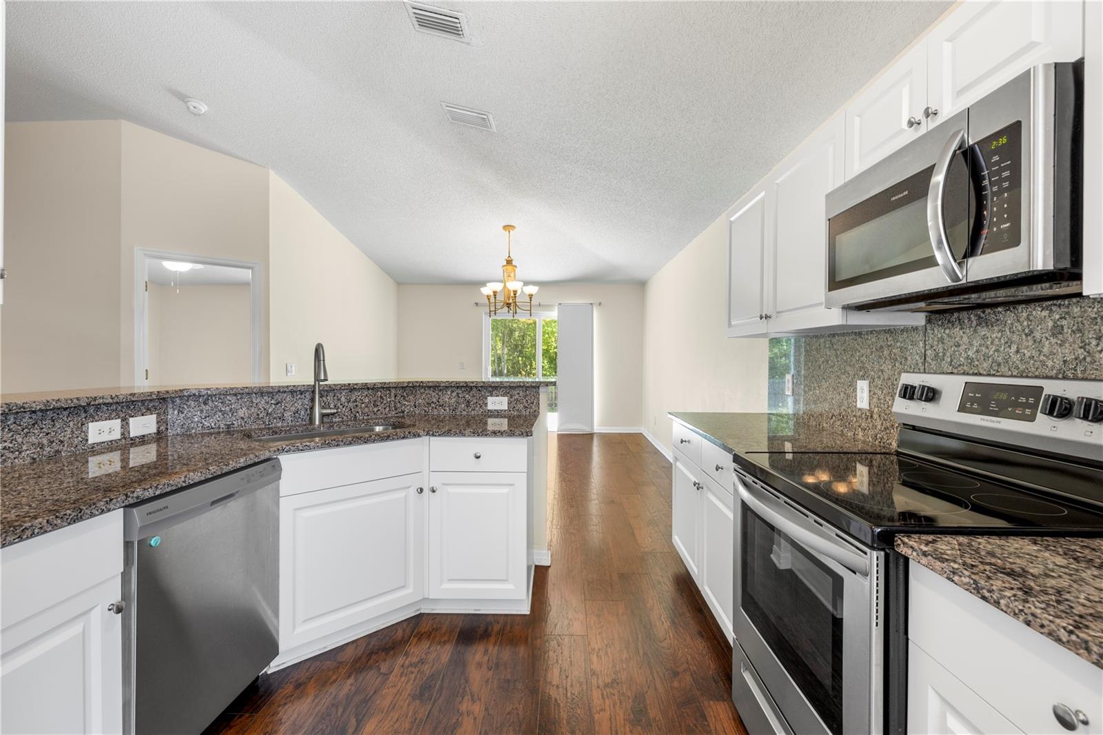 Image 20 of 56 For 25016 Hyde Park Boulevard