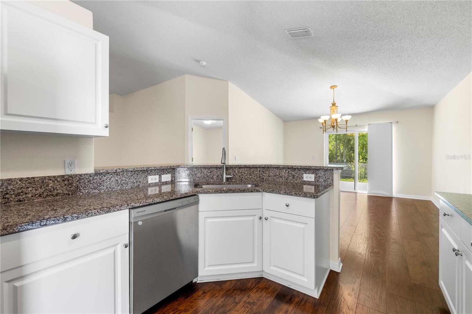 Image 21 of 56 For 25016 Hyde Park Boulevard