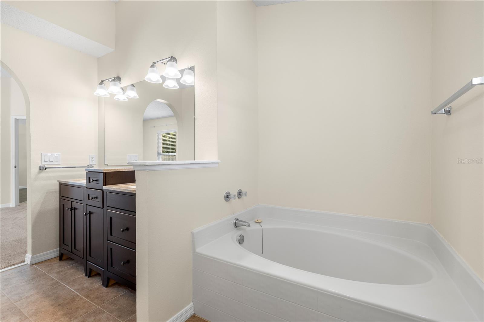 Image 27 of 56 For 25016 Hyde Park Boulevard