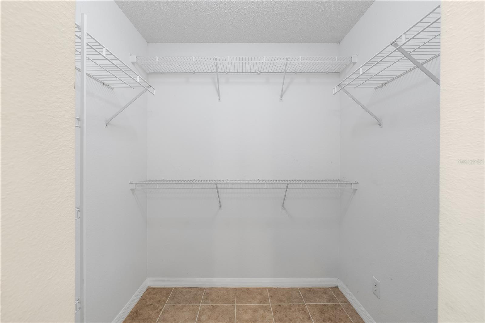 Image 29 of 56 For 25016 Hyde Park Boulevard