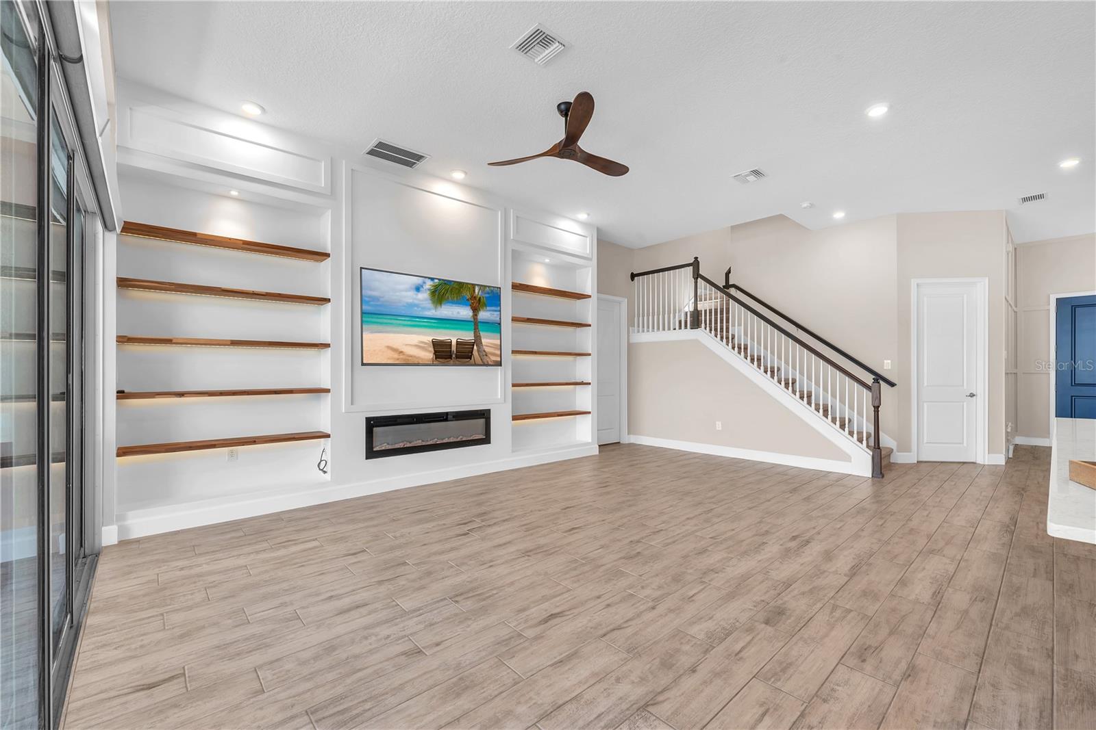 Listing photo id 2 for 5305 Wishing Arch Drive