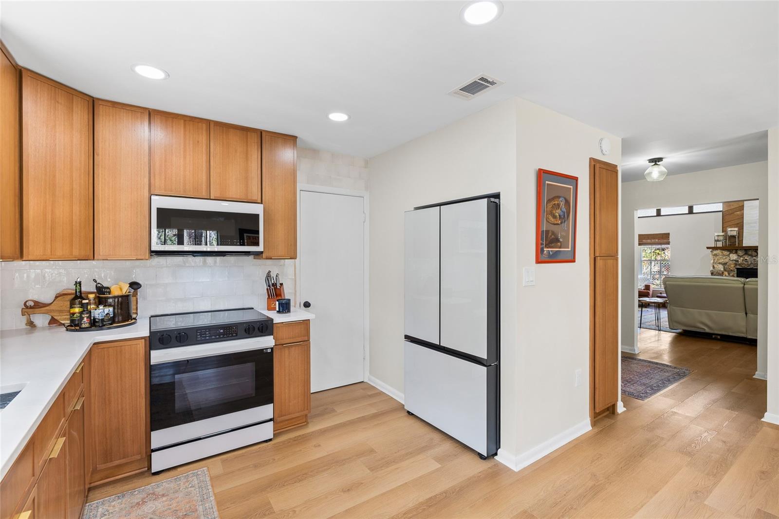 Image 7 of 45 For 6906 Valrie Lane