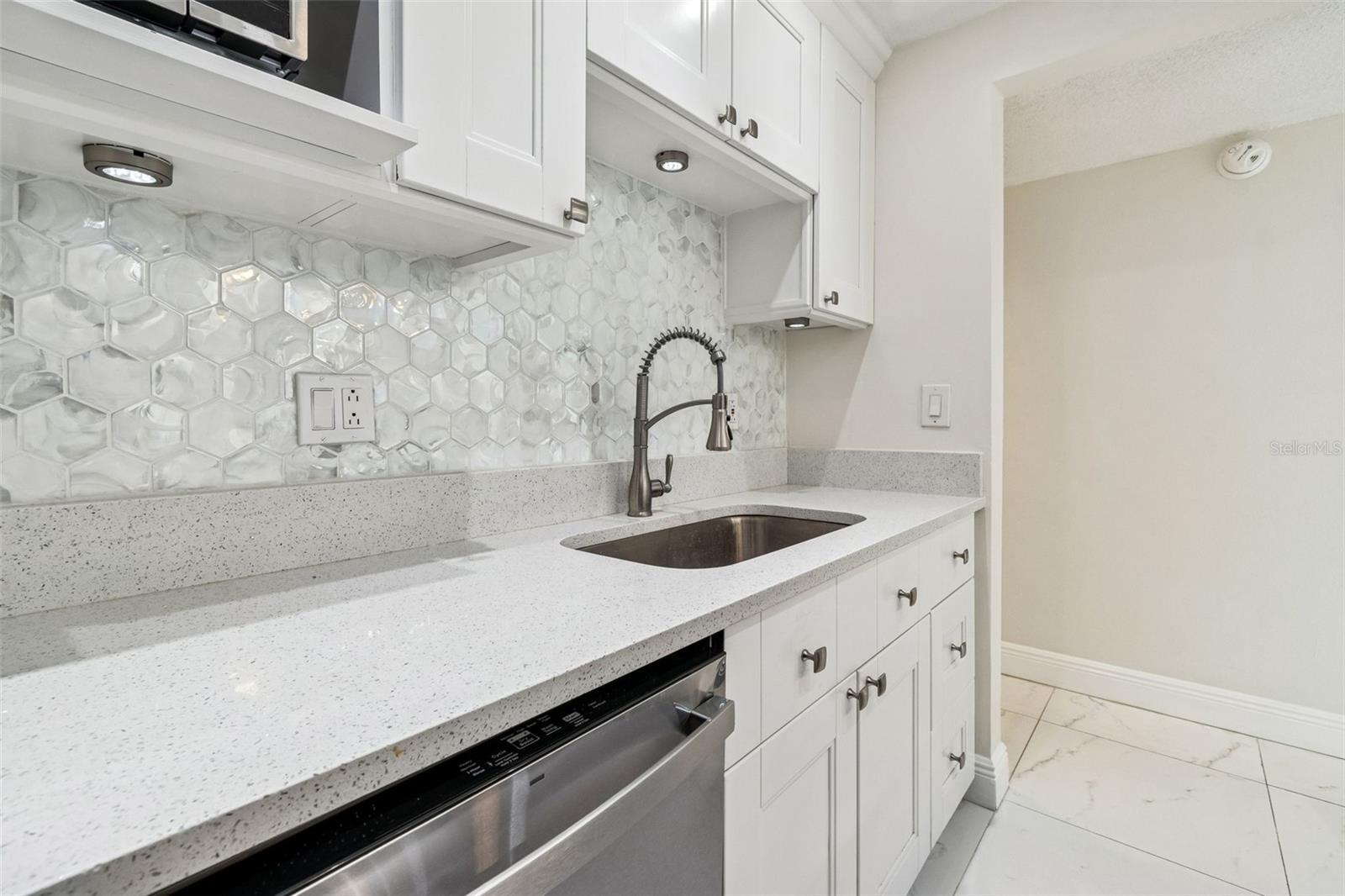 Image 9 of 44 For 2302 Manhattan Avenue 213