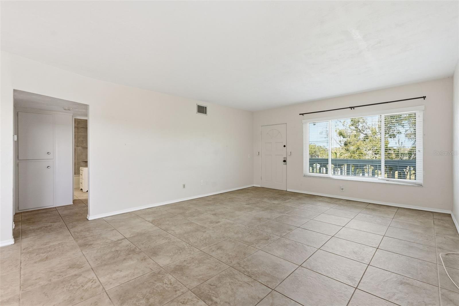 Listing photo id 8 for 2020 World Parkway Boulevard 54