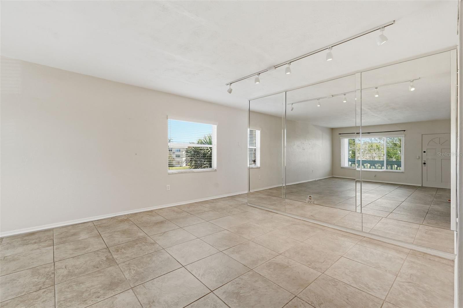 Listing photo id 9 for 2020 World Parkway Boulevard 54