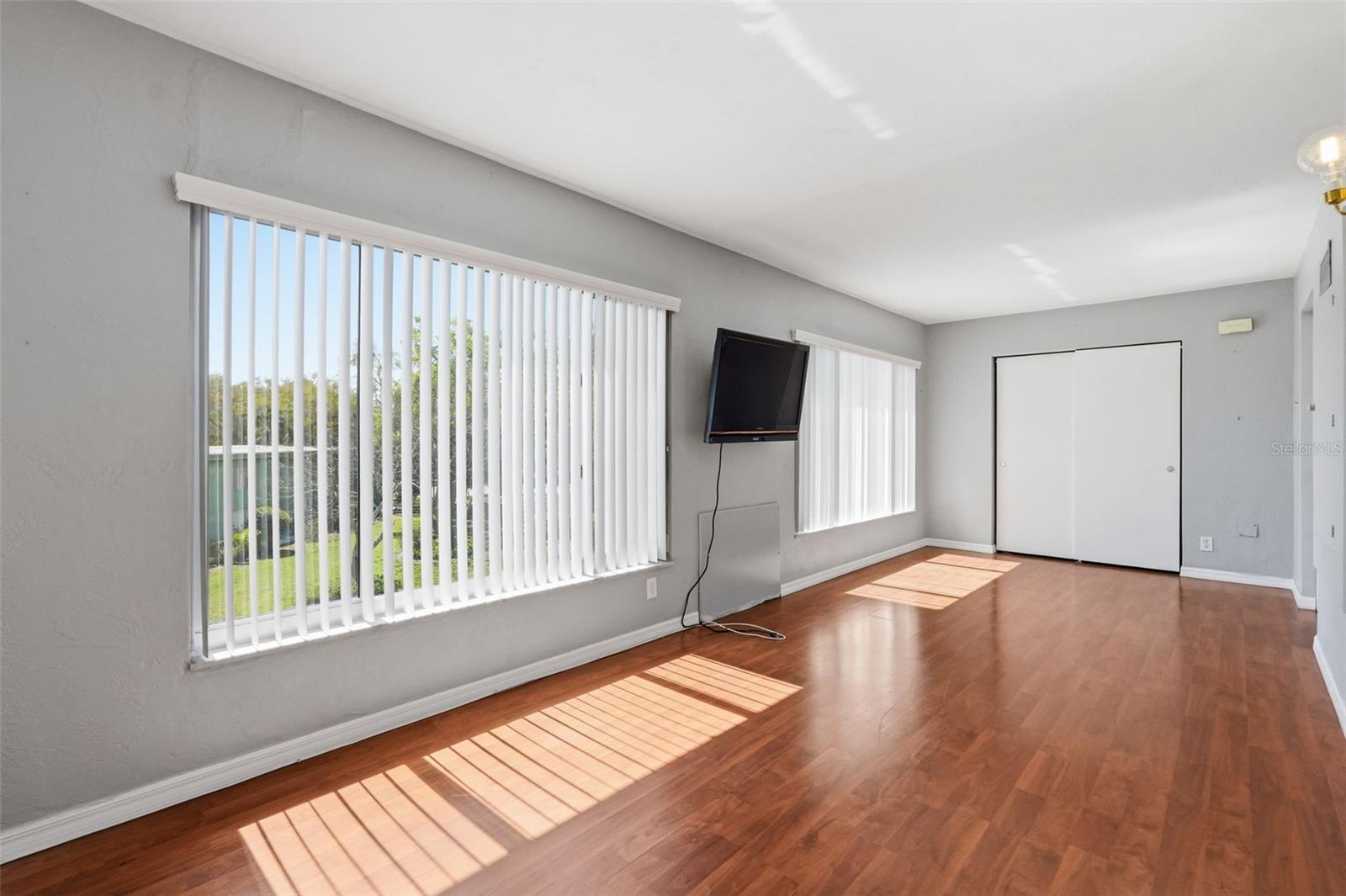 Listing photo id 11 for 2020 World Parkway Boulevard 54