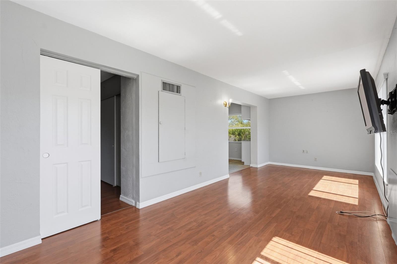 Listing photo id 12 for 2020 World Parkway Boulevard 54