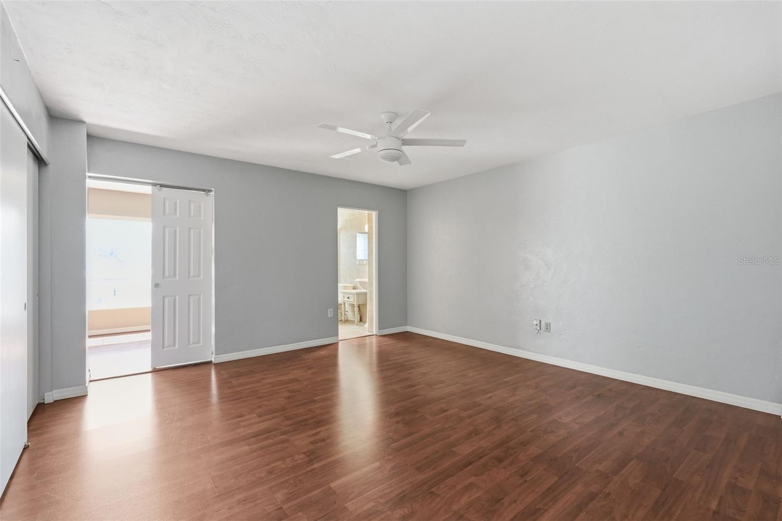 Listing photo id 13 for 2020 World Parkway Boulevard 54