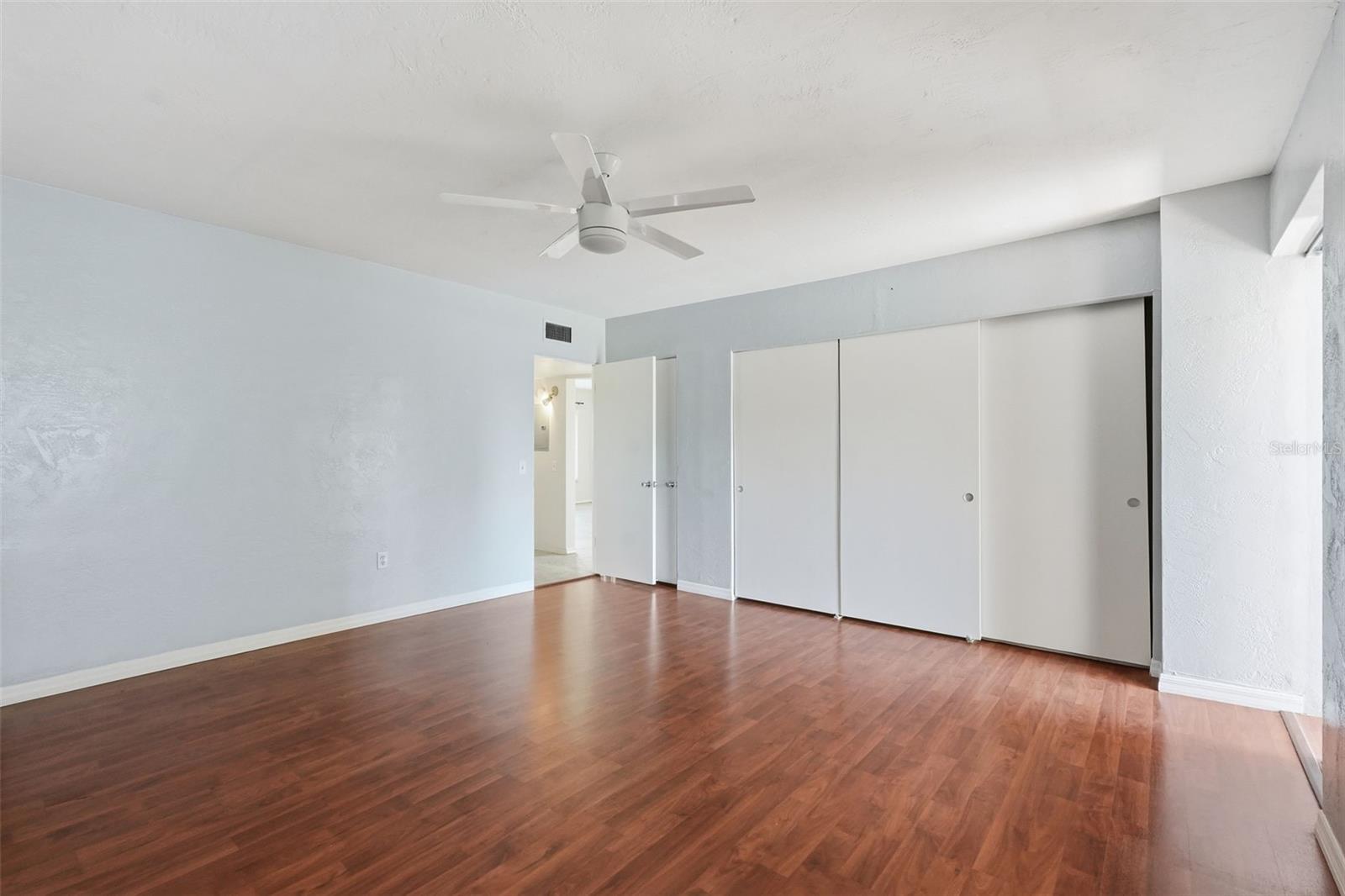Listing photo id 14 for 2020 World Parkway Boulevard 54