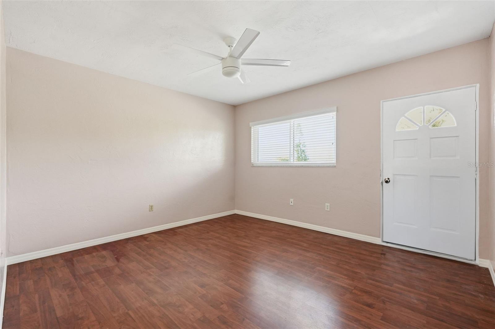 Listing photo id 16 for 2020 World Parkway Boulevard 54