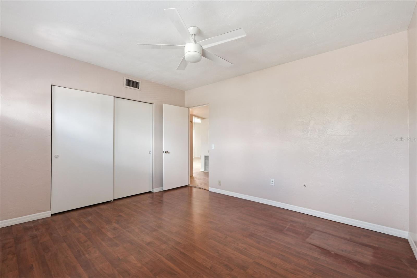 Listing photo id 17 for 2020 World Parkway Boulevard 54