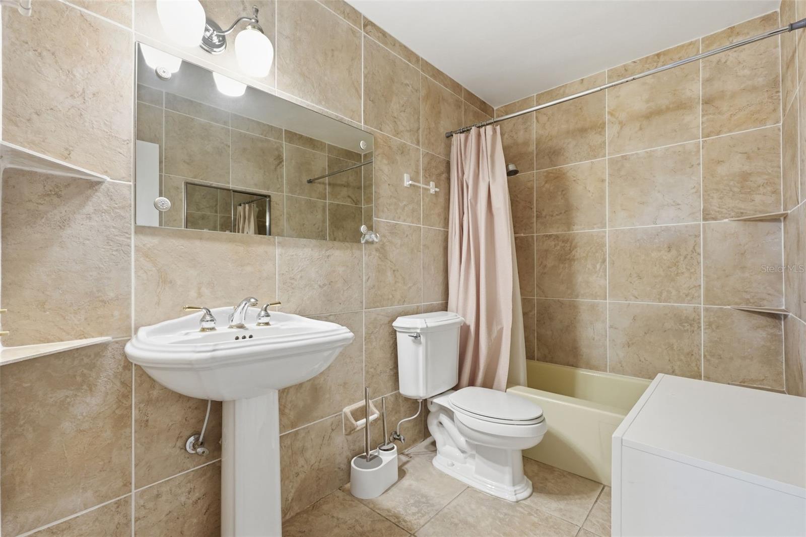 Listing photo id 18 for 2020 World Parkway Boulevard 54