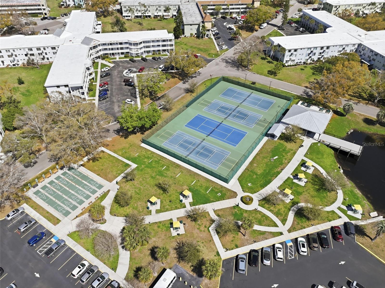 Listing photo id 21 for 2020 World Parkway Boulevard 54