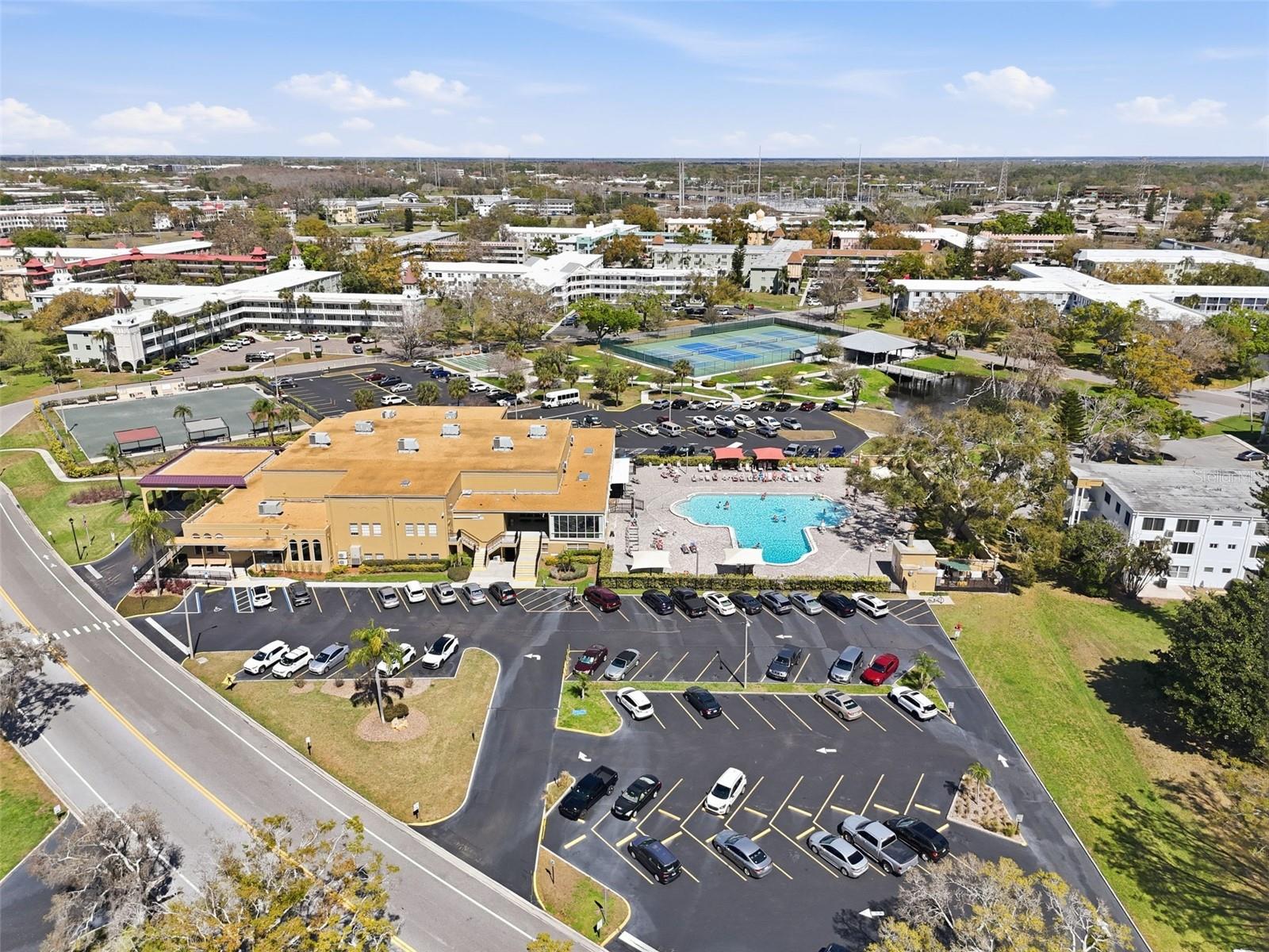 Listing photo id 22 for 2020 World Parkway Boulevard 54