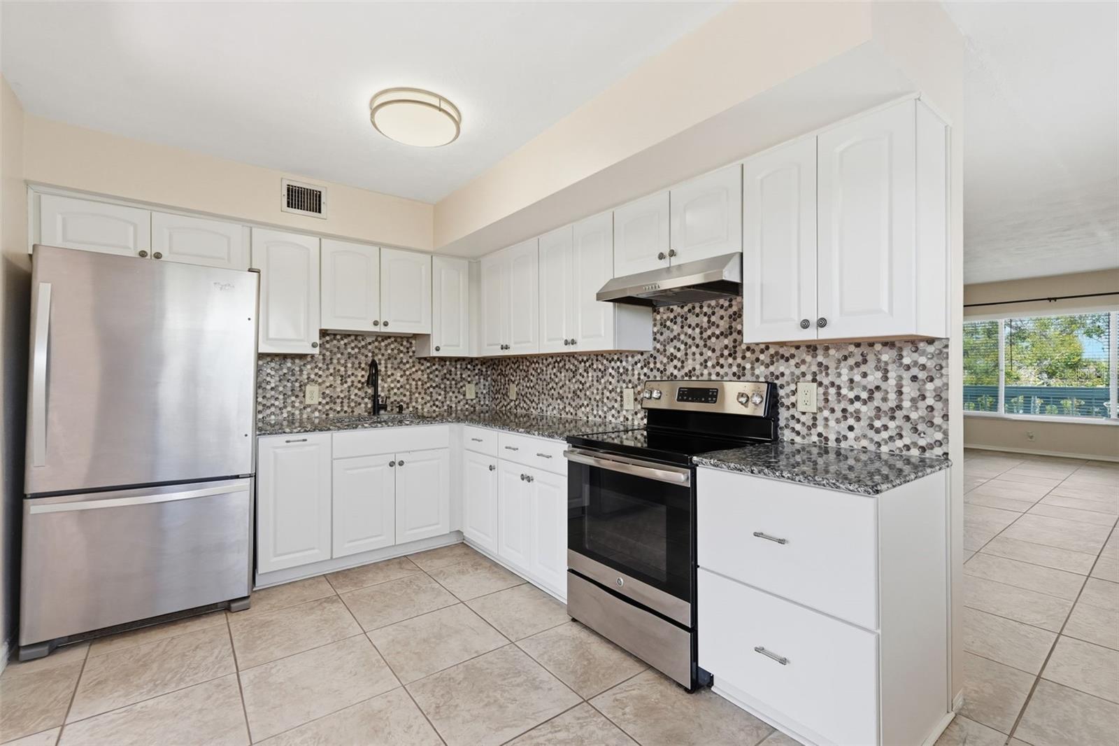 Listing photo id 3 for 2020 World Parkway Boulevard 54