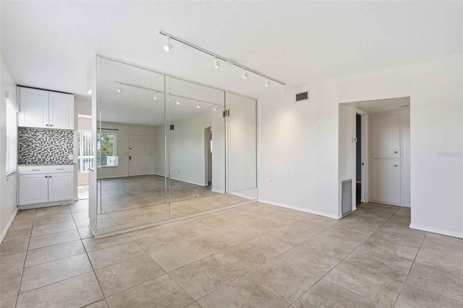 Listing photo id 5 for 2020 World Parkway Boulevard 54