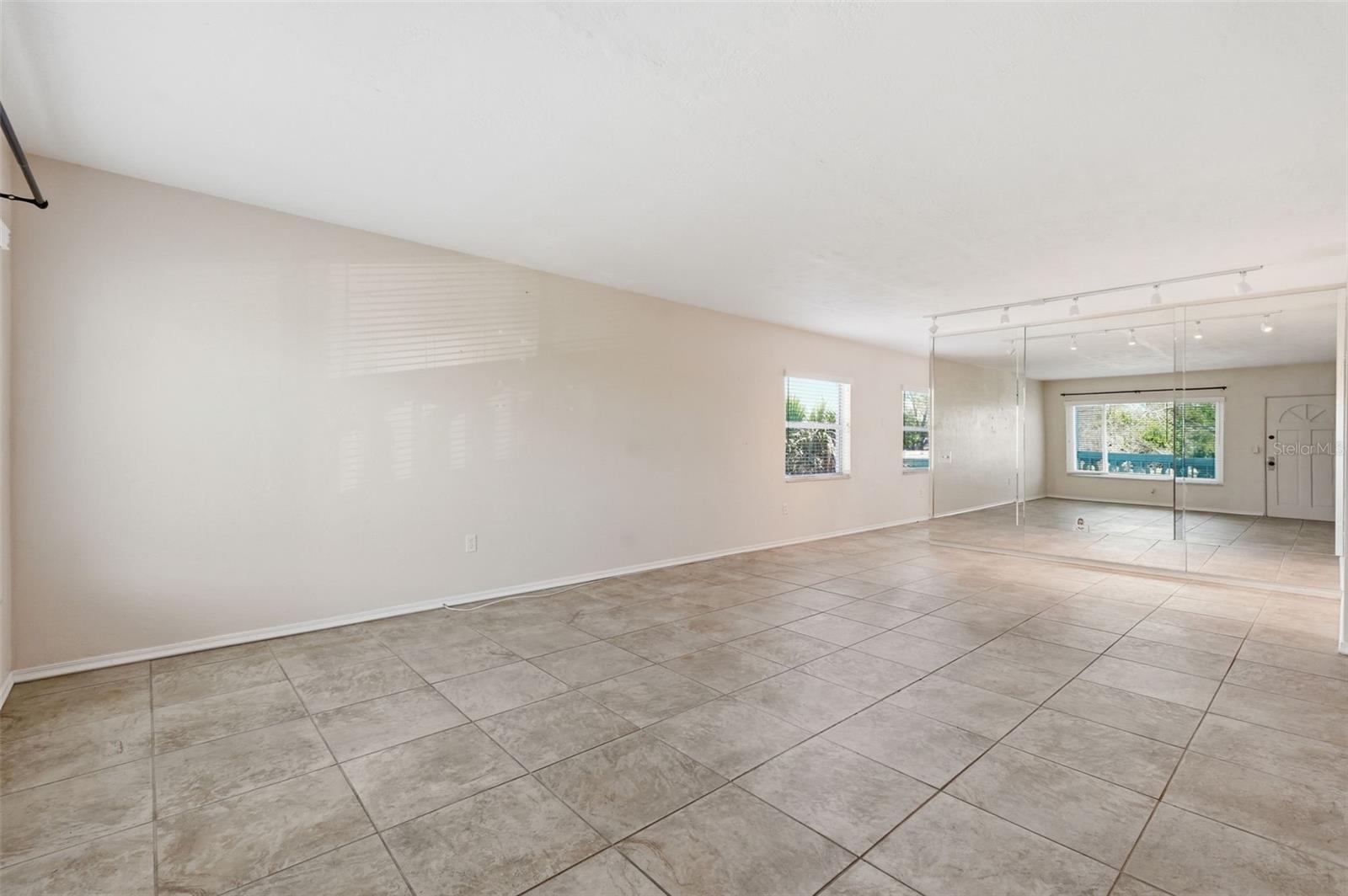 Listing photo id 6 for 2020 World Parkway Boulevard 54