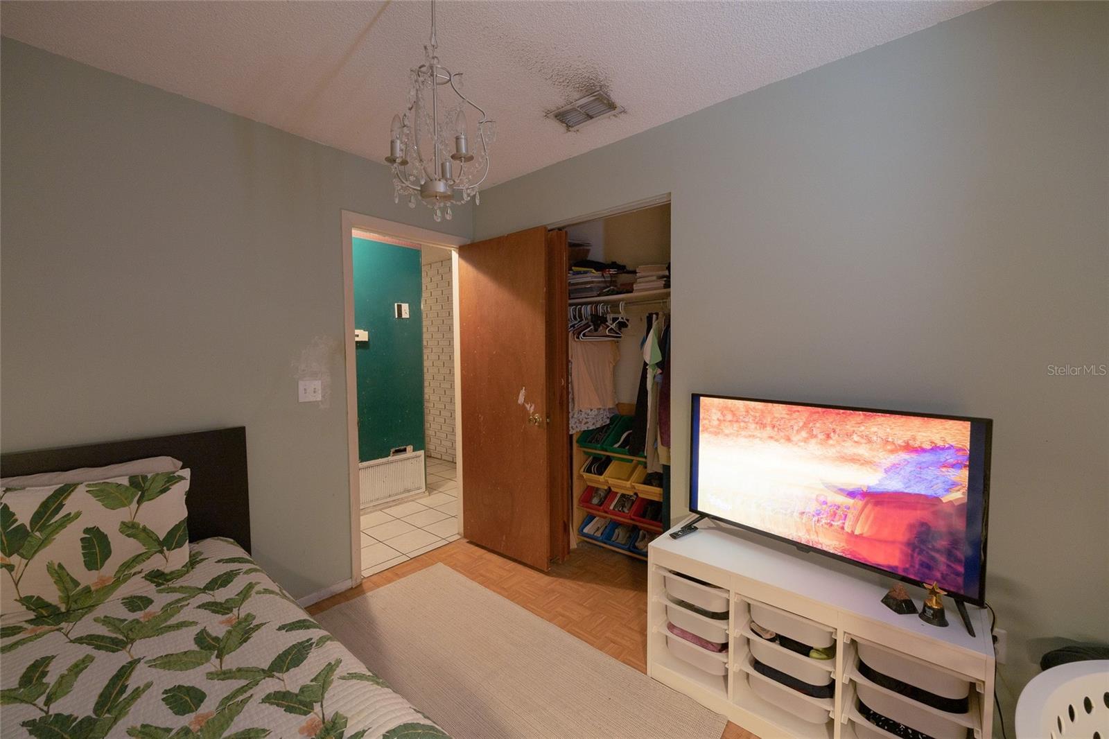 Listing photo id 10 for 726 Fairmont Drive