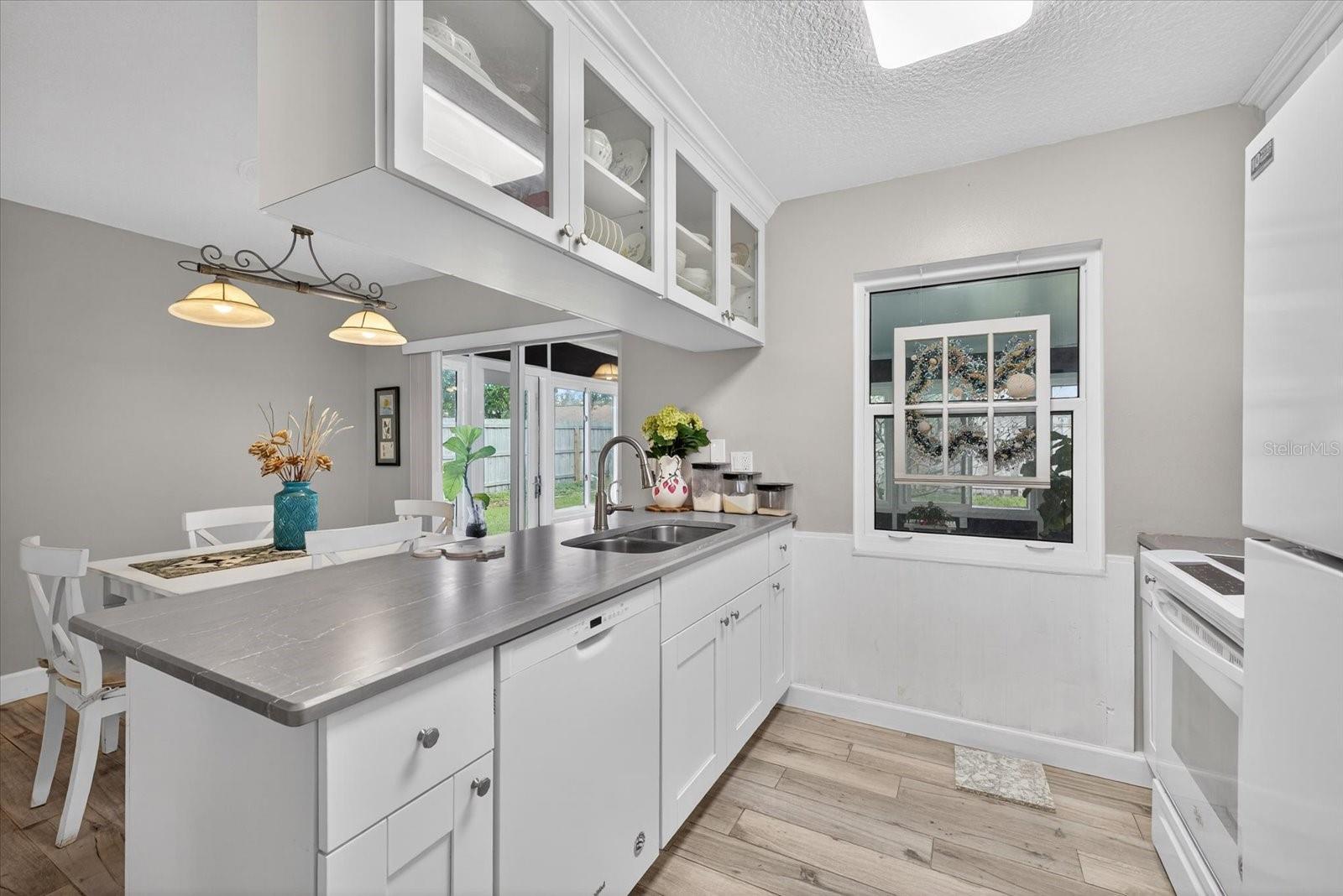 Image 10 of 22 For 1605 Amberlea Drive N