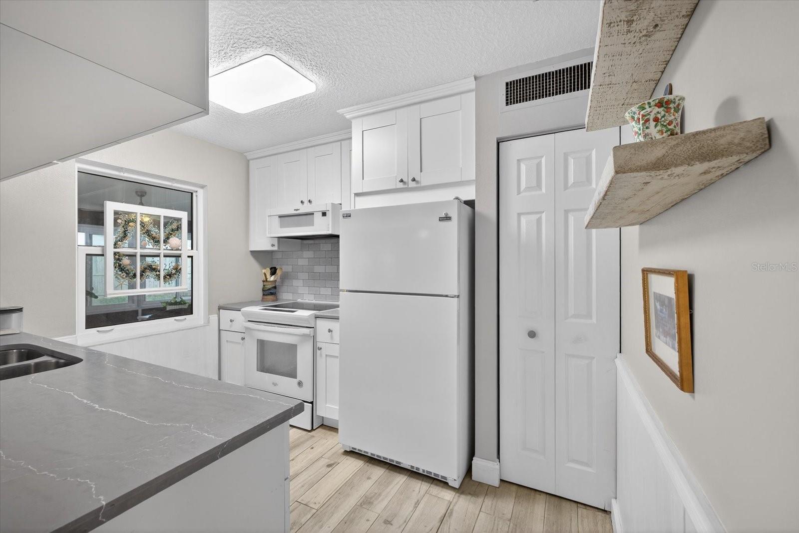 Image 11 of 22 For 1605 Amberlea Drive N