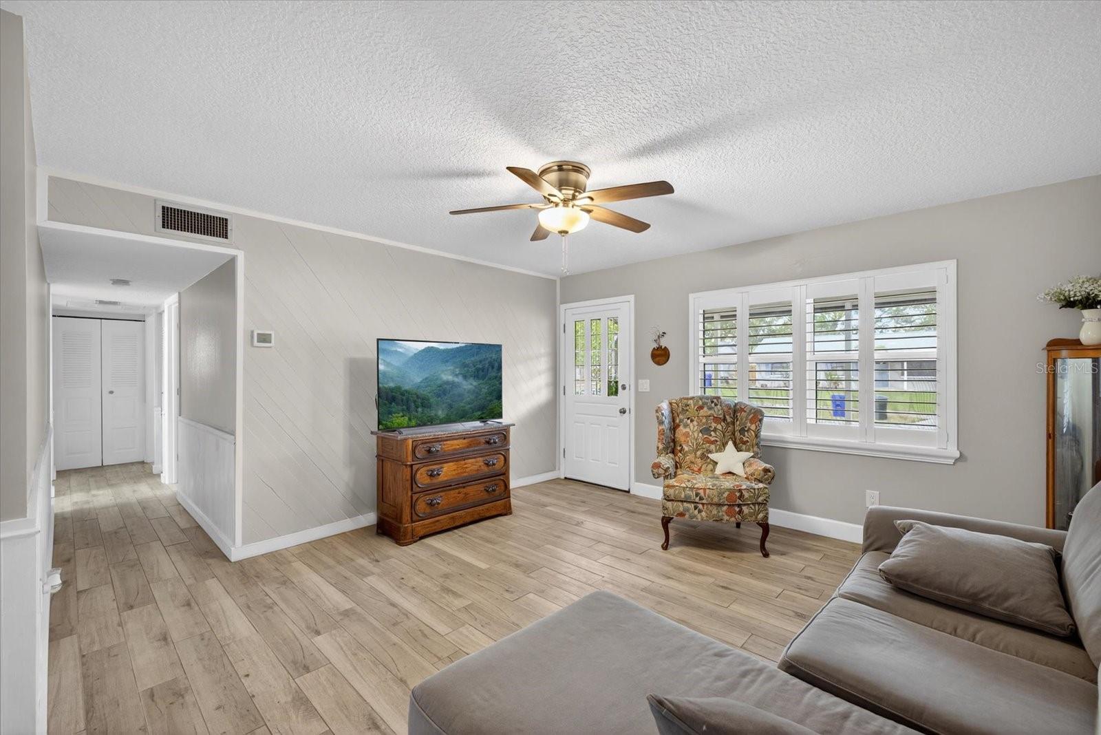 Image 8 of 22 For 1605 Amberlea Drive N