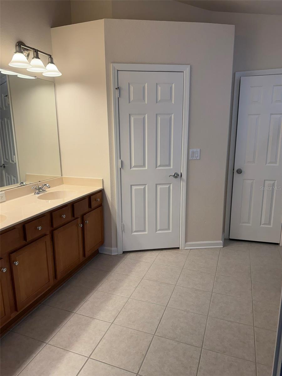 Image 7 of 14 For 662 White Flower Way