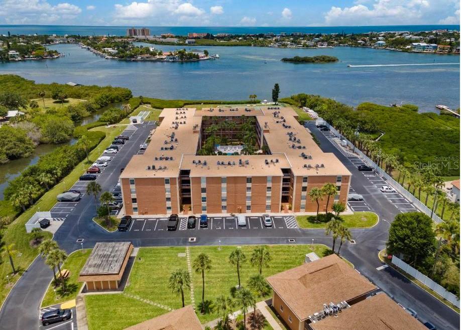 Image 36 of 85 For 12760 Indian Rocks Road 1059