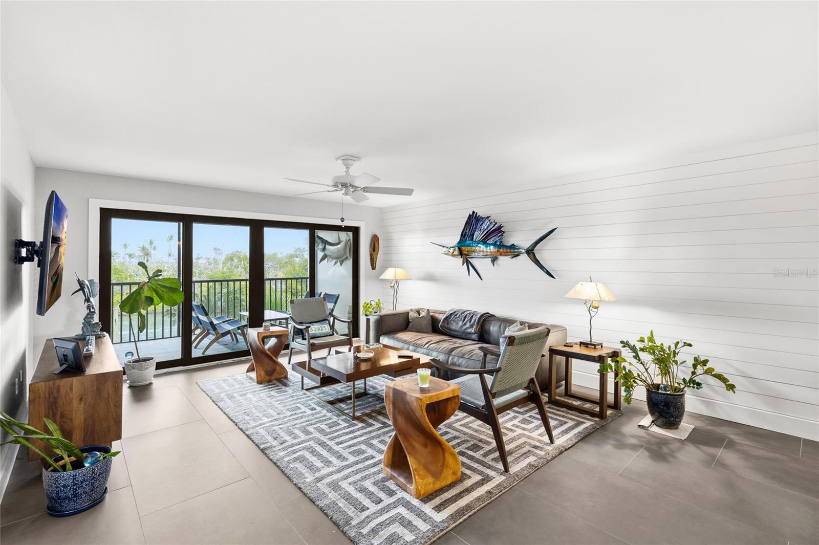 Image 14 of 59 For 950 Palm Avenue 101