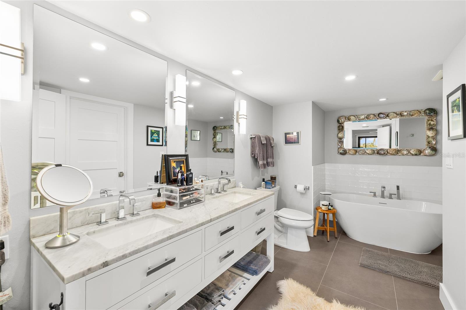 Image 21 of 59 For 950 Palm Avenue 101